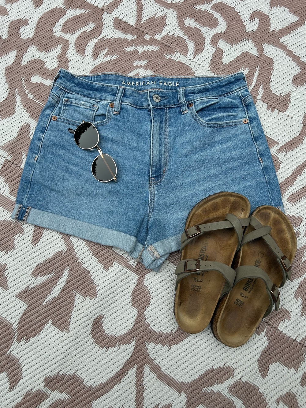 AE Mom Short High Waist Stretch Blue Denim Cuffed Hem Jean Shorts | Size 10